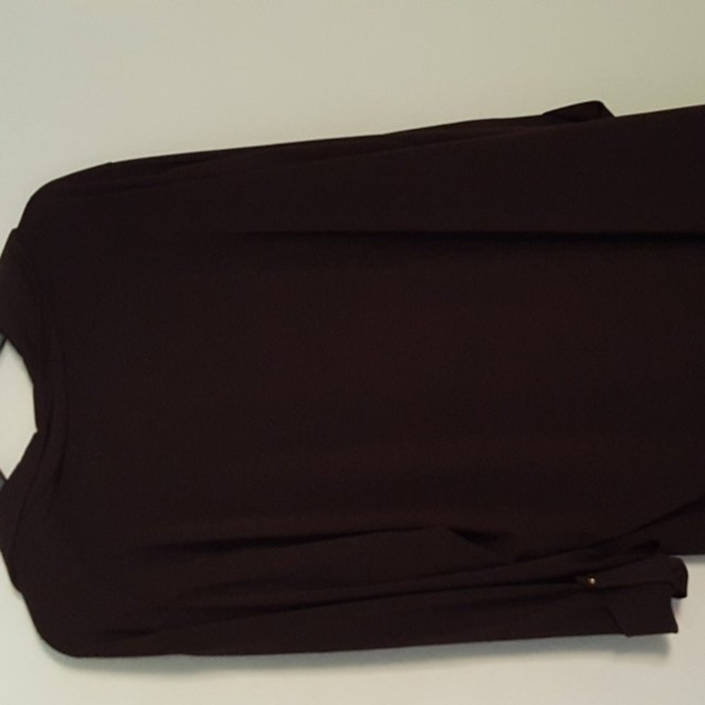 A casual/dress up button shirt